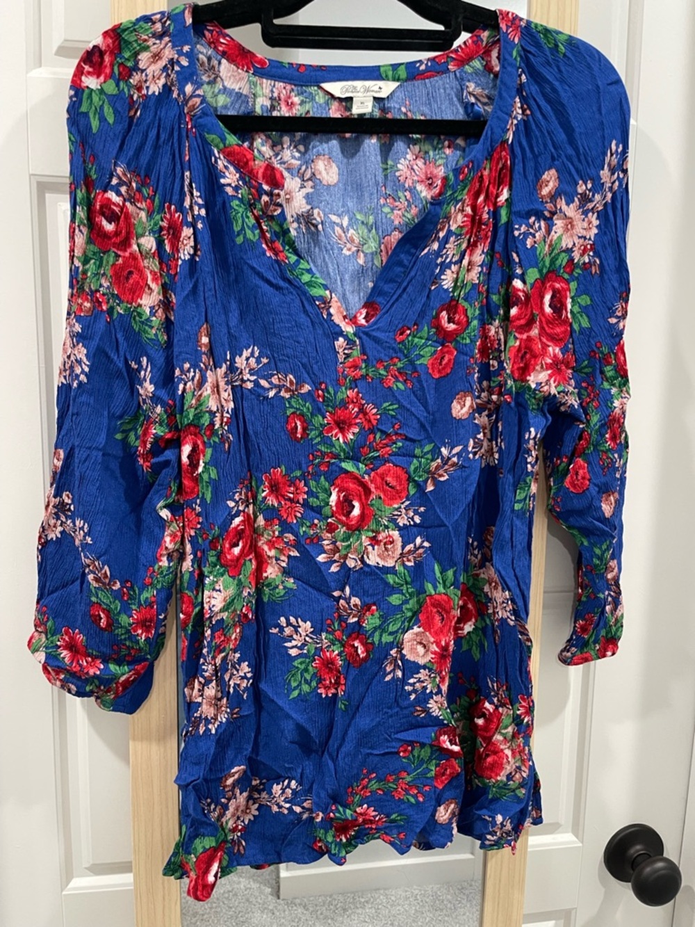 The Pioneer Woman Royal Blue Floral V-Neck Blouse with Red Roses